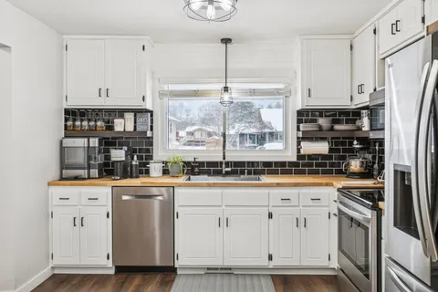 $389,900 | 11795 100th Place North, Maple Grove, MN 55369