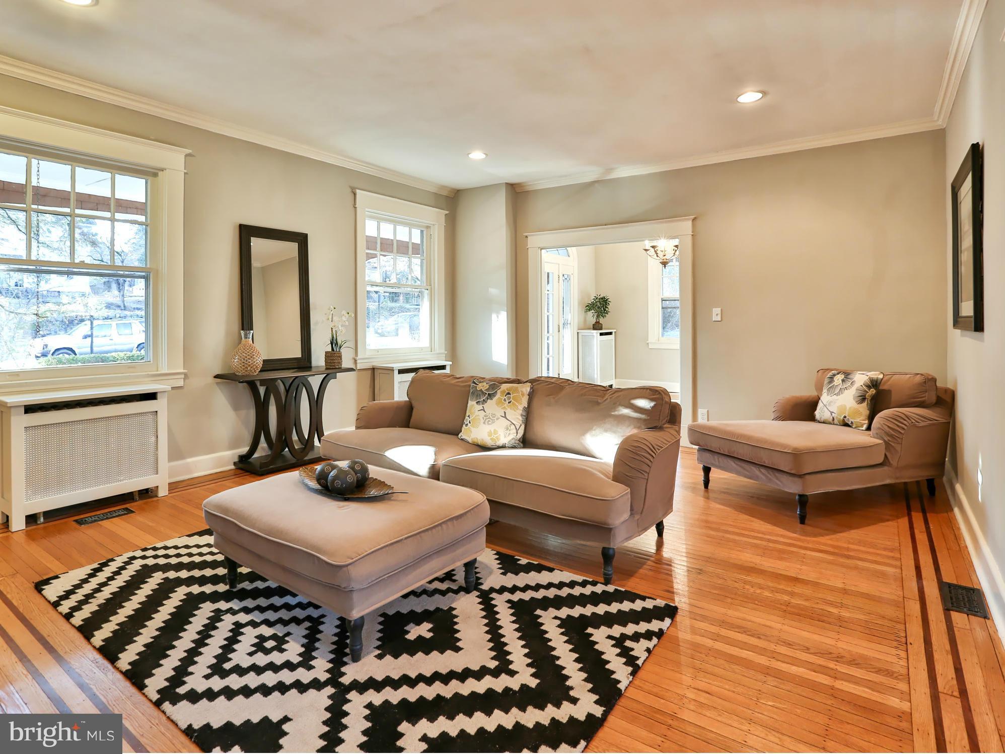 515 Old Orchard Road Baltimore, MD 21229 - Photo 6 of 30 Gleaming Hardwoods And Crown Molding