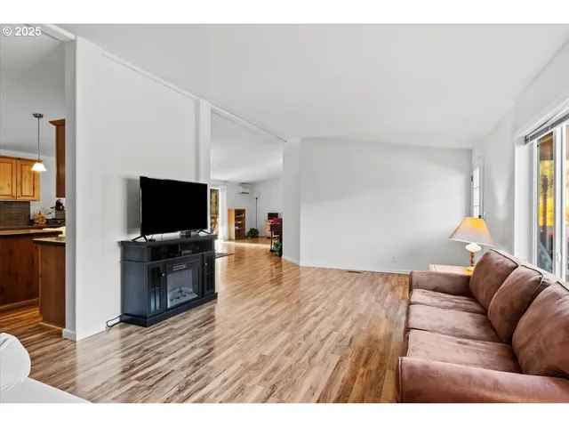 $596,000 | 23998 Highway 20, Philomath, OR 97370