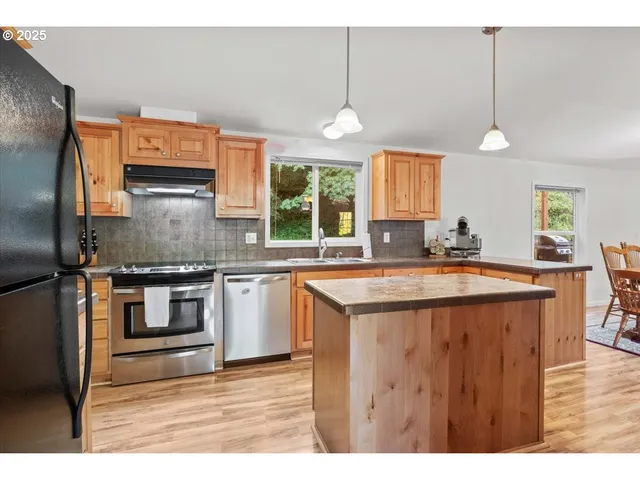 $596,000 | 23998 Highway 20, Philomath, OR 97370