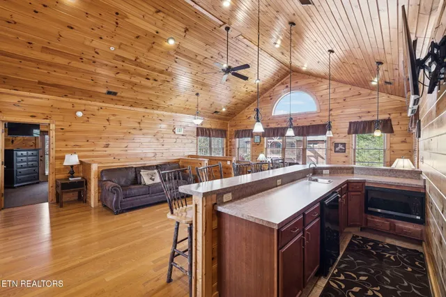 $1,650,000 | 320 Poplar Point Way, Gatlinburg, TN 37738