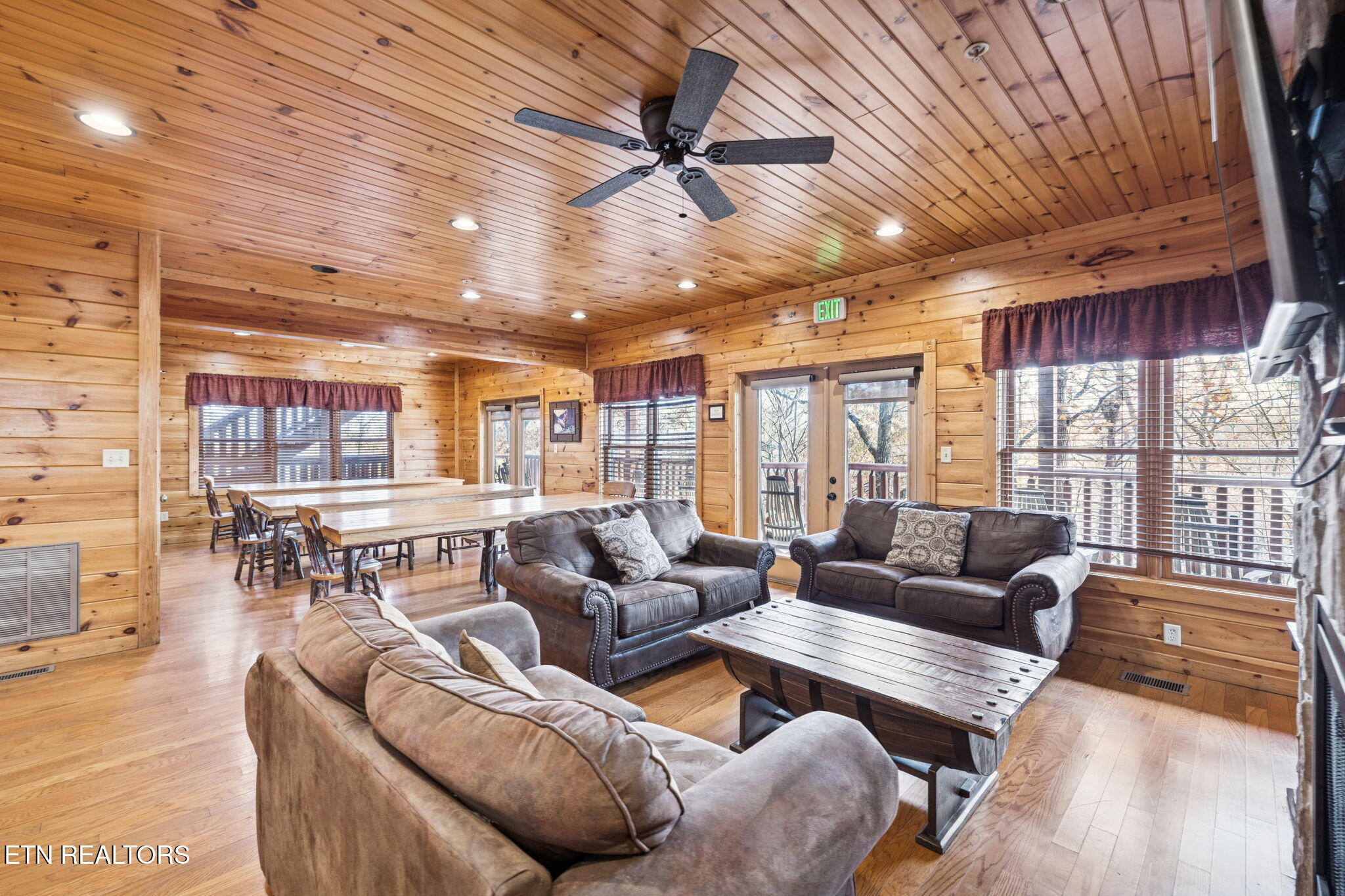 320 Poplar Point Way Gatlinburg, TN 37738 - Photo 4 of 60 4