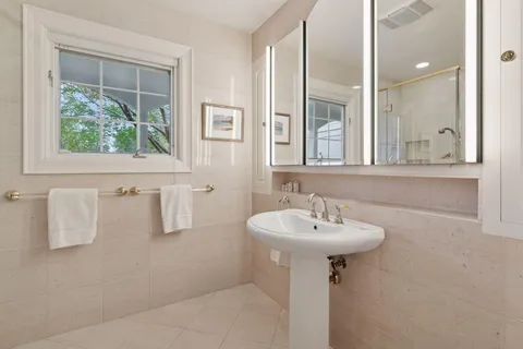 $2,000,000 | 600 Wentworth Avenue West, Mendota Heights, MN 55118