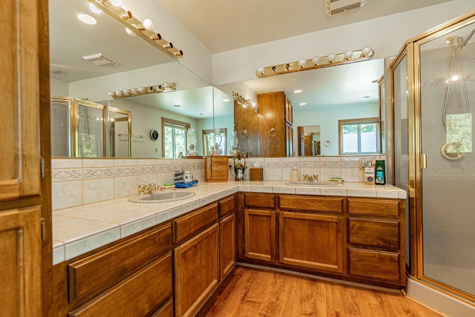 7540 Hyatt Prairie Road Ashland, OR 97520 - Photo 28 of 39 Upstairs Primary Bathroom