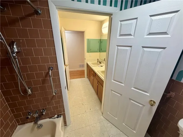 $4,000 | 3 Wood Road, Middletown, RI 02842