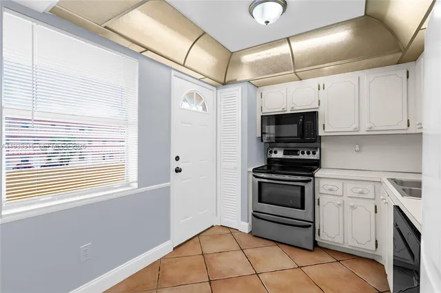 $1,495 | 1300 Northeast 191st Street, Unit A202, Miami, FL 33179