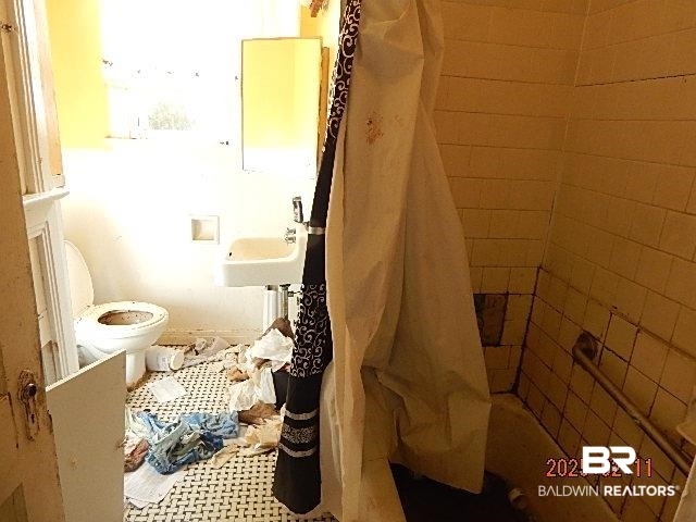 559 Williams Street Mobile, AL 36606 - Photo 5 of 20 Bathroom with a shower with curtain and toilet