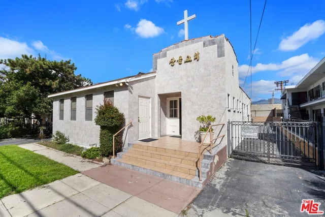 a view of a white house with a yard