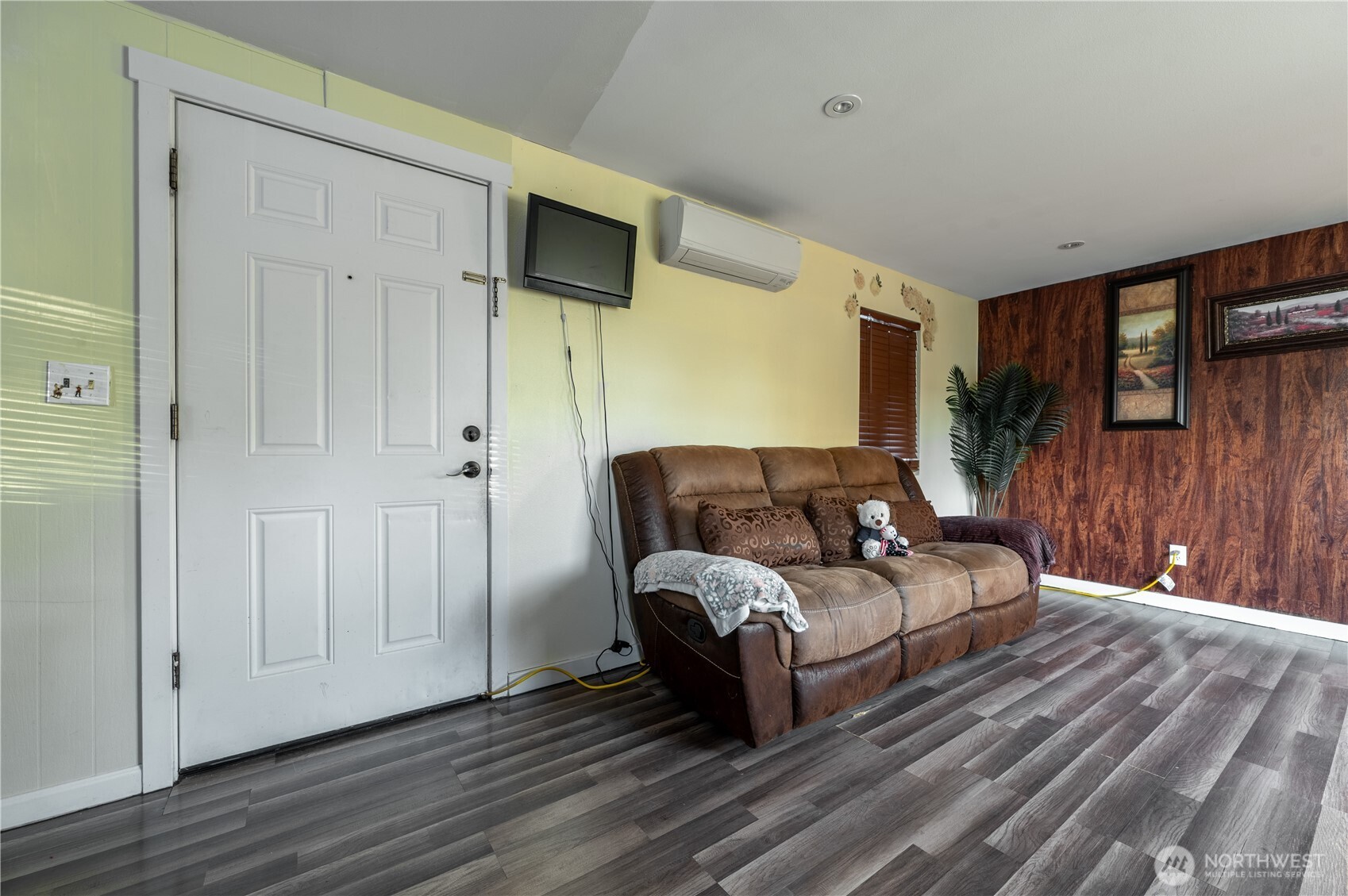 24415 64th Avenue South, Unit 2 Kent, WA 98032 - Photo 7 of 23 a living room with furniture a lamp and a window