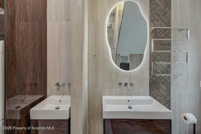 a view of an house with backyard and garden