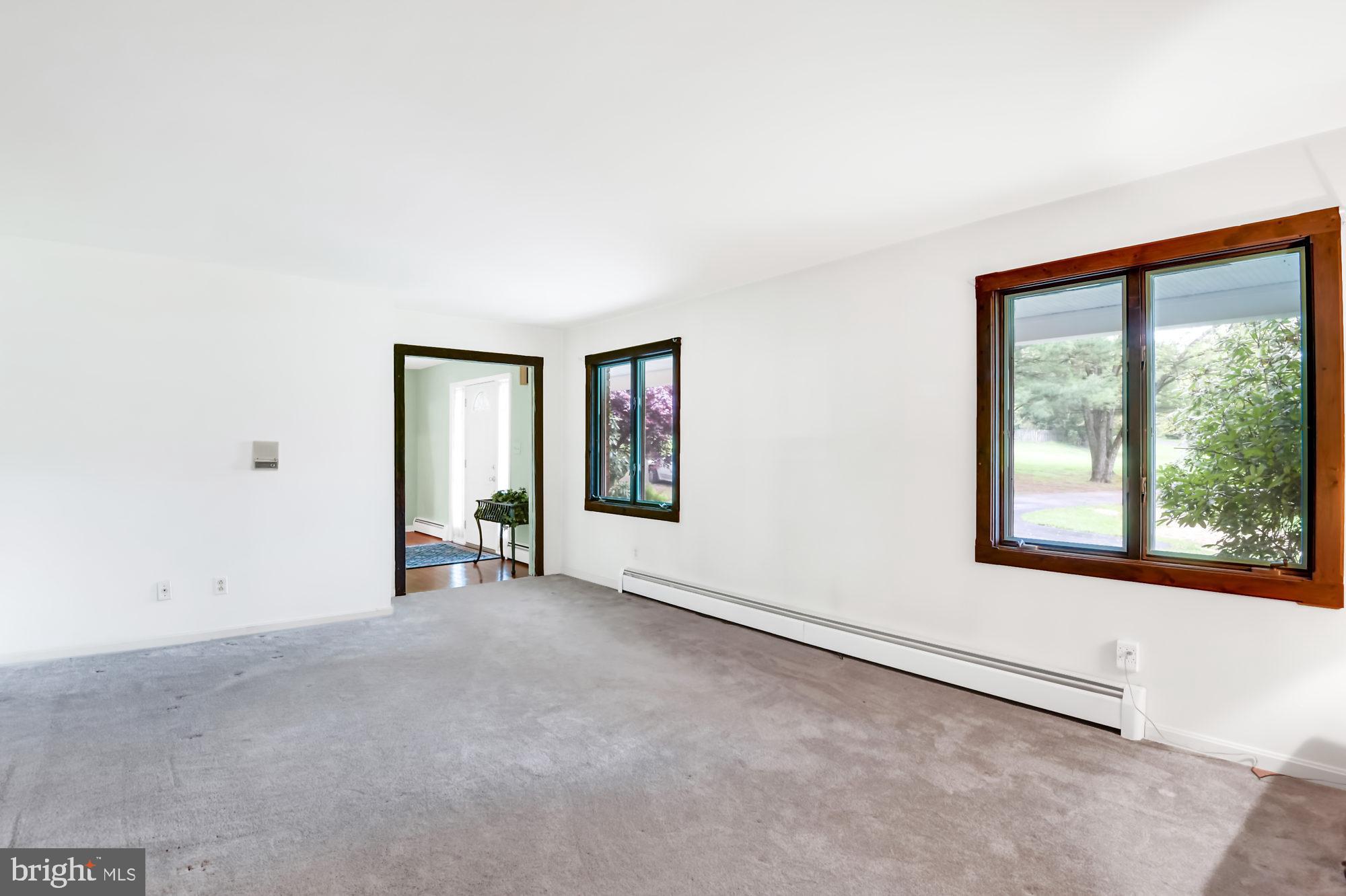 19543 Middletown Road Freeland, MD 21053 - Photo 9 of 36 Living Room