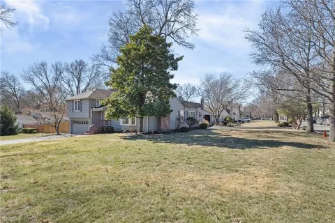 $389,000 | 7000 Roe Avenue, Prairie Village, KS 66208