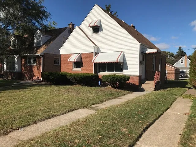 a view of a house with a yard