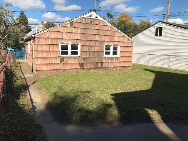 a view of a house with backyard