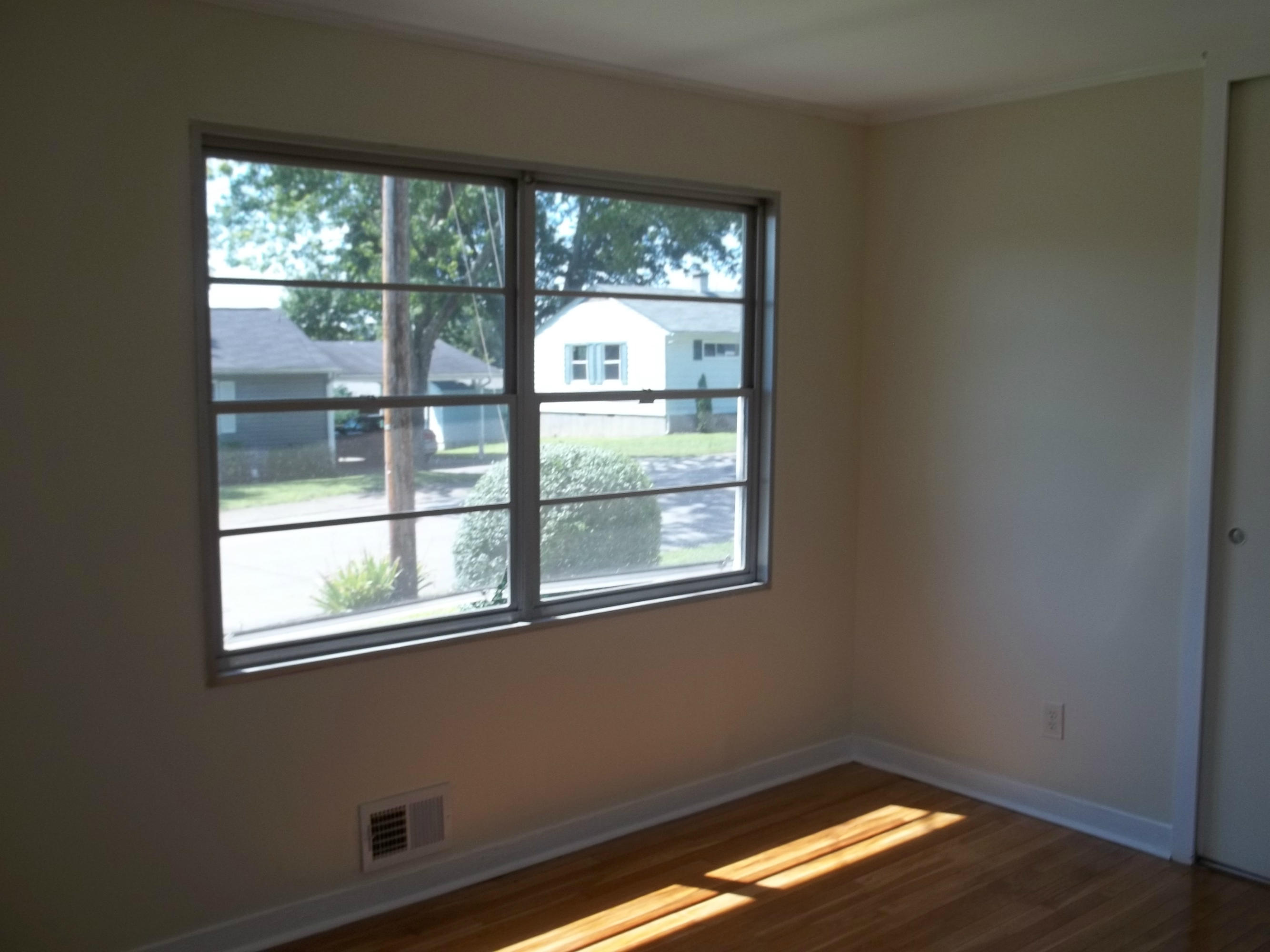 102 West Arrowwood Road Oak Ridge, TN 37830 - Photo 28 of 35 Large master bedroom