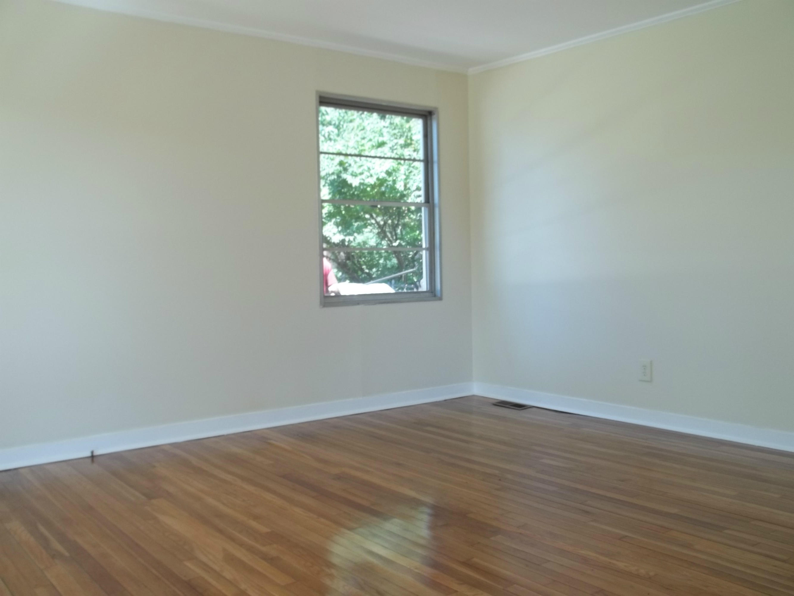 102 West Arrowwood Road Oak Ridge, TN 37830 - Photo 10 of 35 Large living room with hardwood
