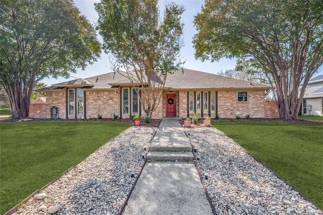 a view of a yard in front of a house