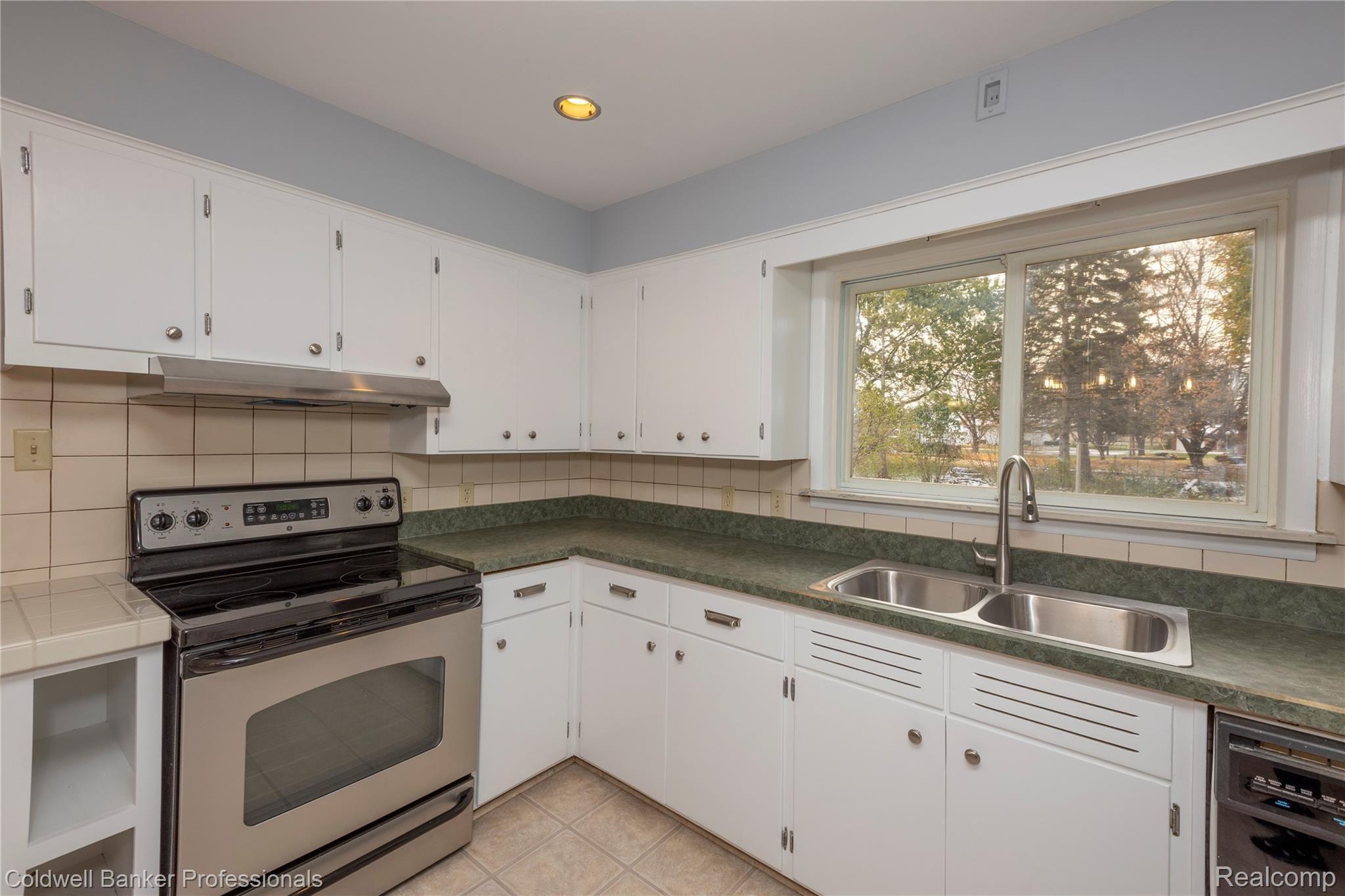 5849 Shattuck Road Saginaw, MI 48603 - Photo 8 of 41 0R5A7097.jpg