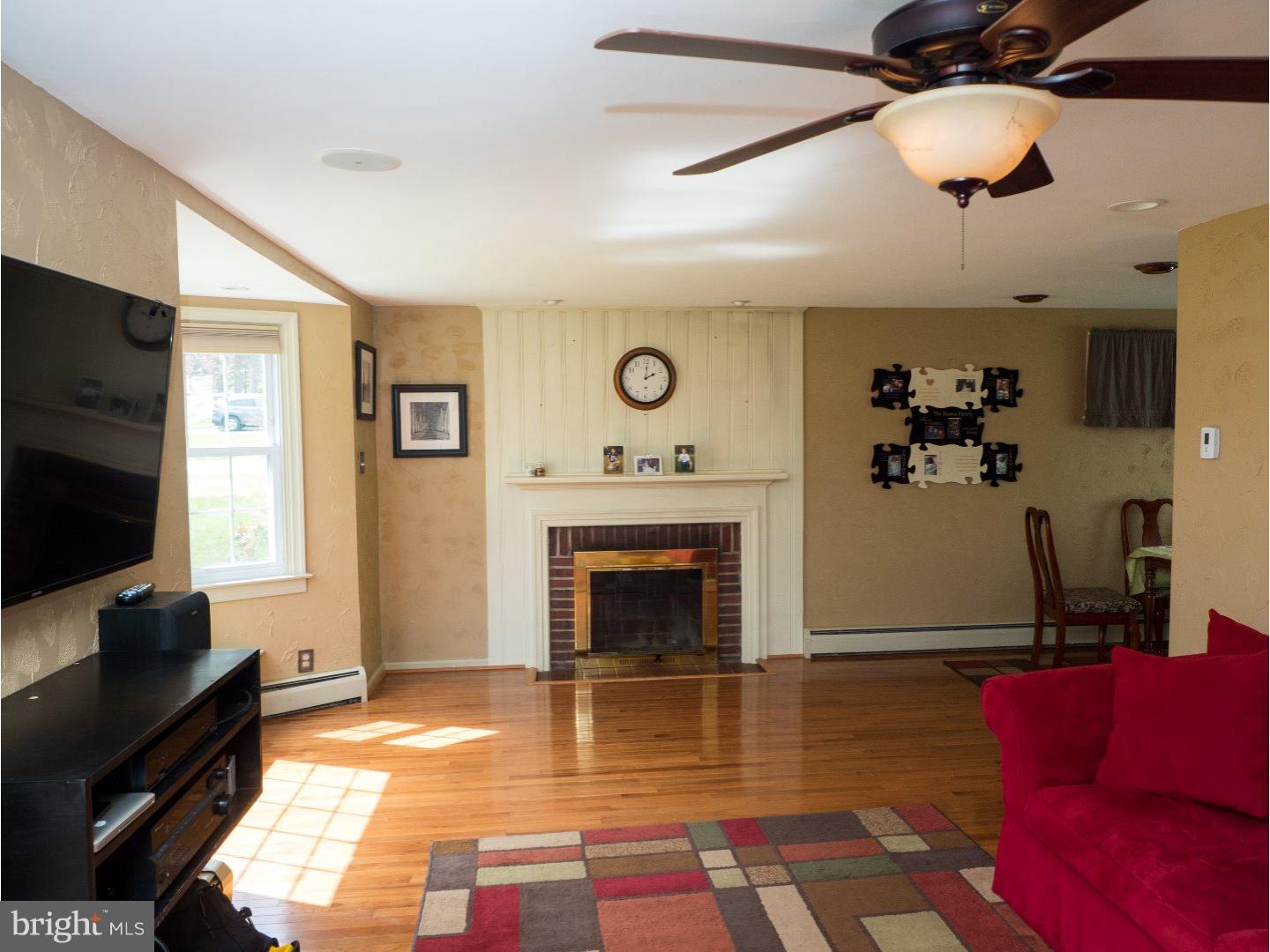 123 Cascade Road Springfield, PA 19064 - Photo 2 of 25 Living Room