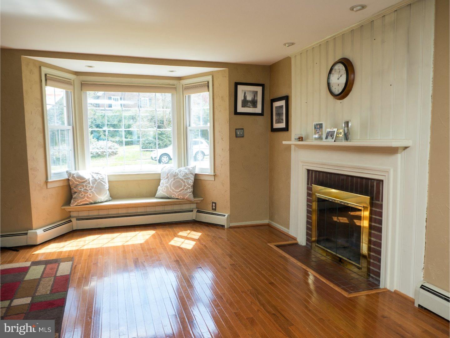 123 Cascade Road Springfield, PA 19064 - Photo 3 of 25 Living Room