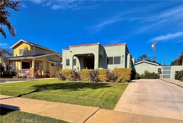 a front view of house with yard