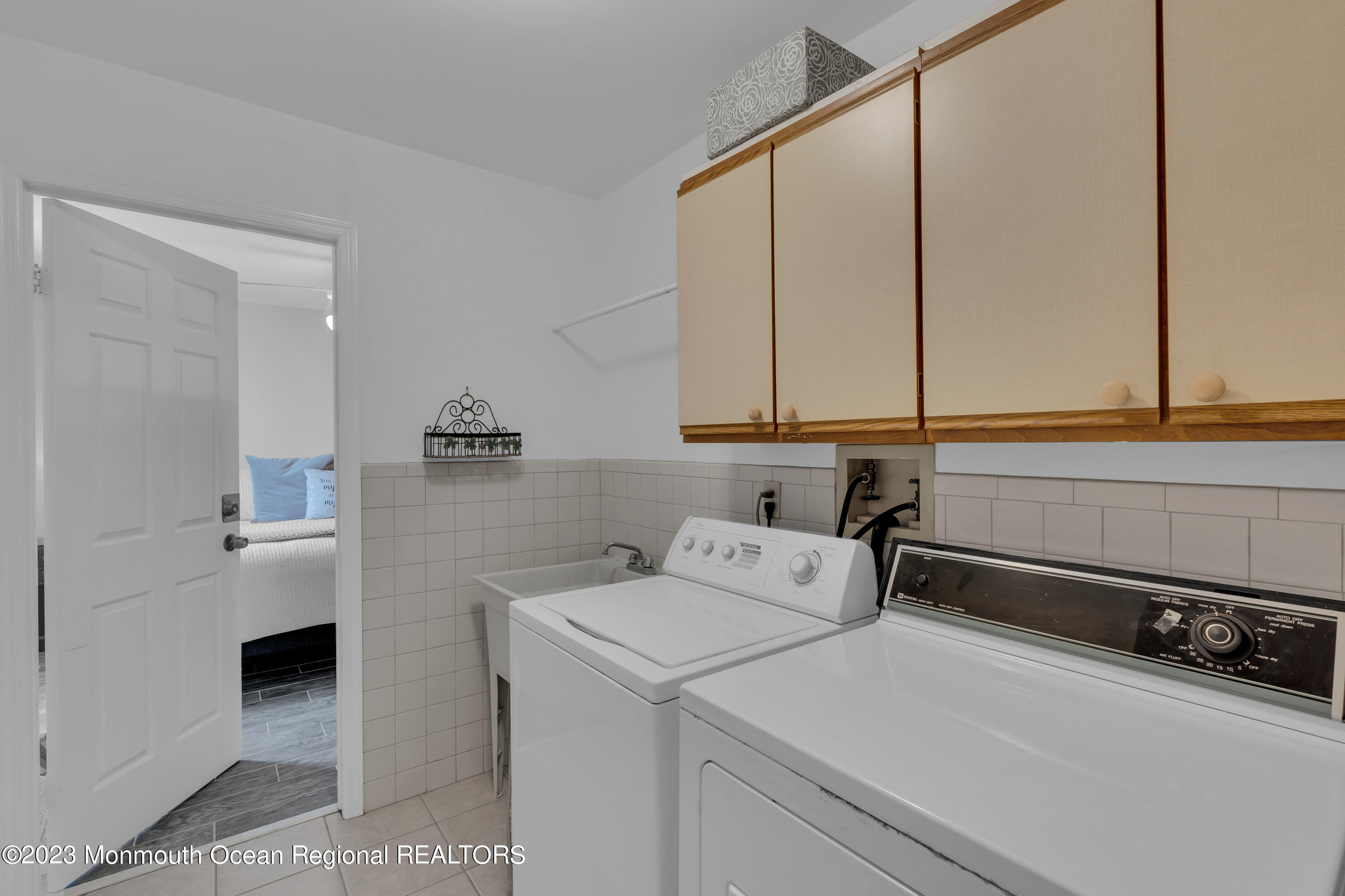 15 Old Scots Road Marlboro, NJ 07746 - Photo 28 of 59 a utility room with dryer and washer