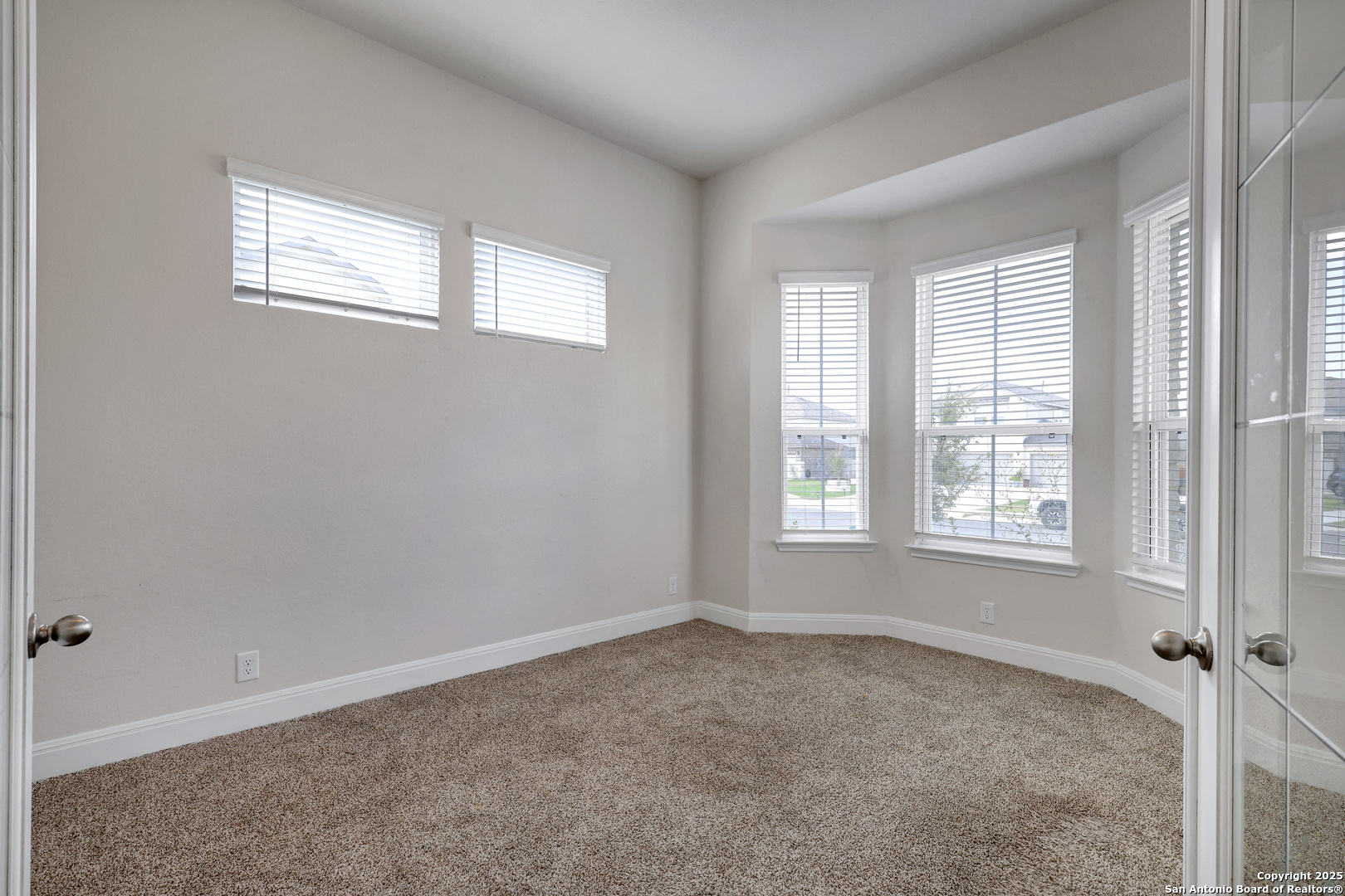 618 Bronze Streme Cibolo, TX 78108 - Photo 12 of 27 a room that has a window in it
