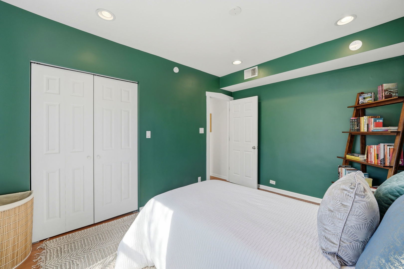 132 Clyde Avenue, Unit 3 Evanston, IL 60202 - Photo 12 of 29