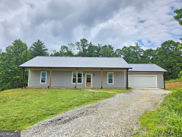 a view of a house with backyard and garden