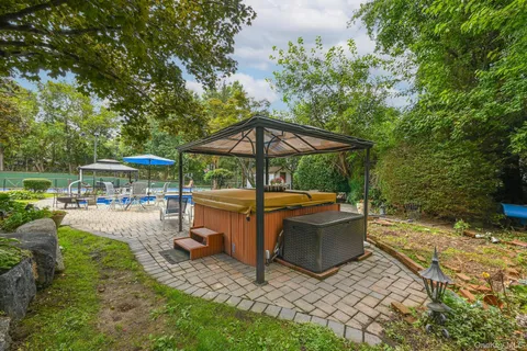 $1,390,000 | 23 Pettit Drive, Dix Hills, NY 11746