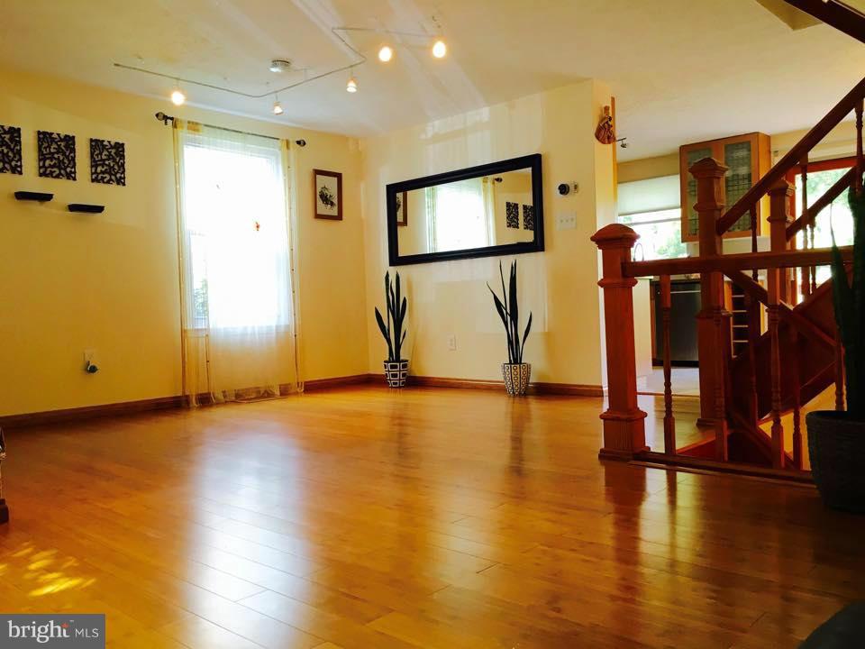 11028 Granby Court Reston, VA 20191 - Photo 4 of 29 Interior (General)