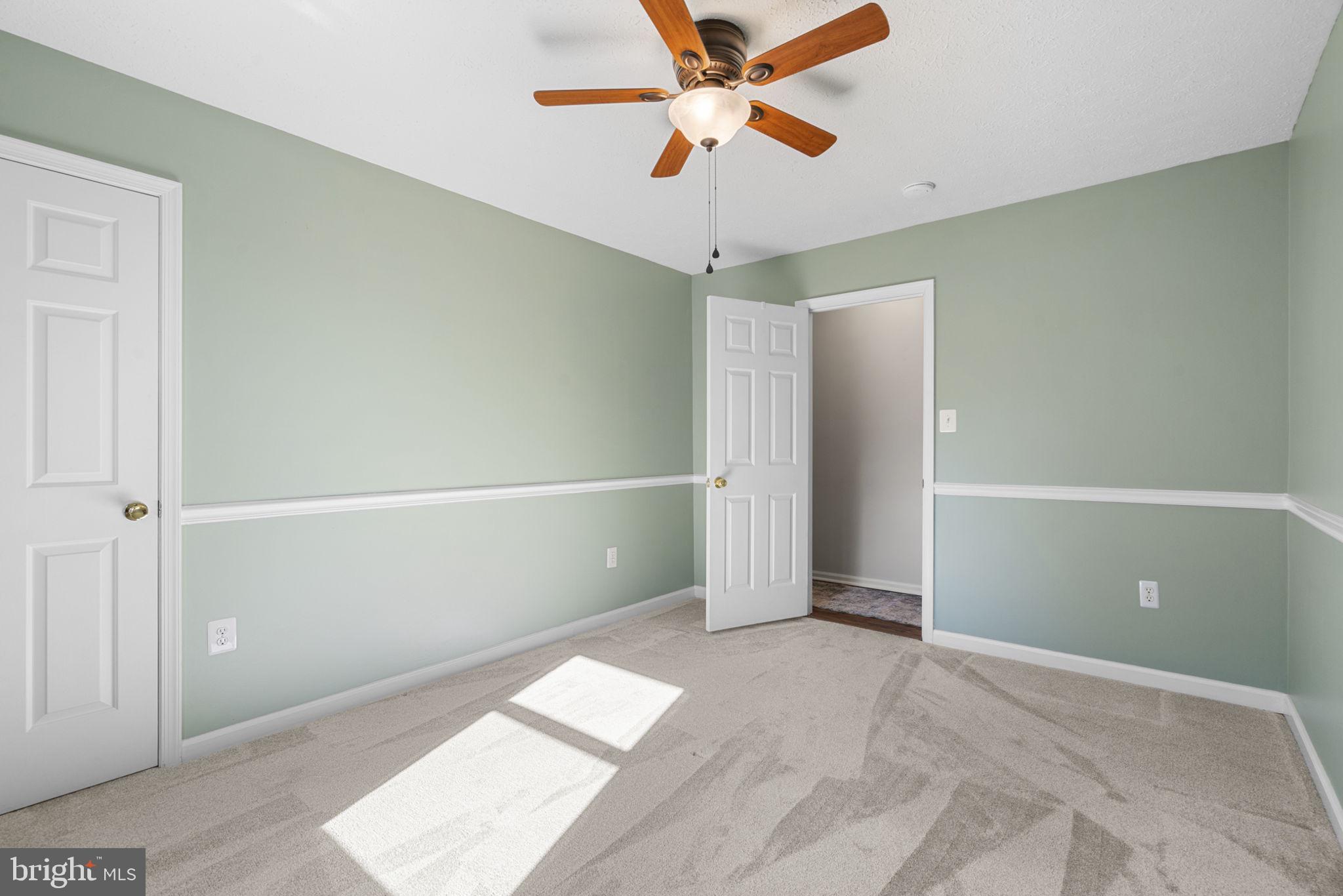 18607 Cabin Road Triangle, VA 22172 - Photo 22 of 64 an empty room with closet and a ceiling fan