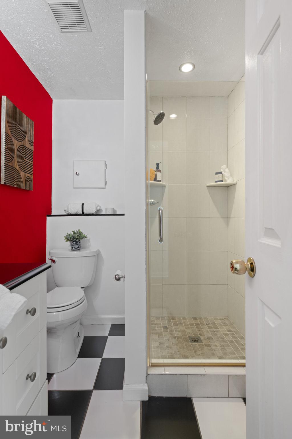 18607 Cabin Road Triangle, VA 22172 - Photo 45 of 64 a bathroom with a toilet a shower and a mirror
