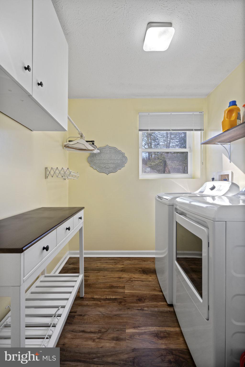 18607 Cabin Road Triangle, VA 22172 - Photo 48 of 64 a kitchen with a sink and a stove top oven
