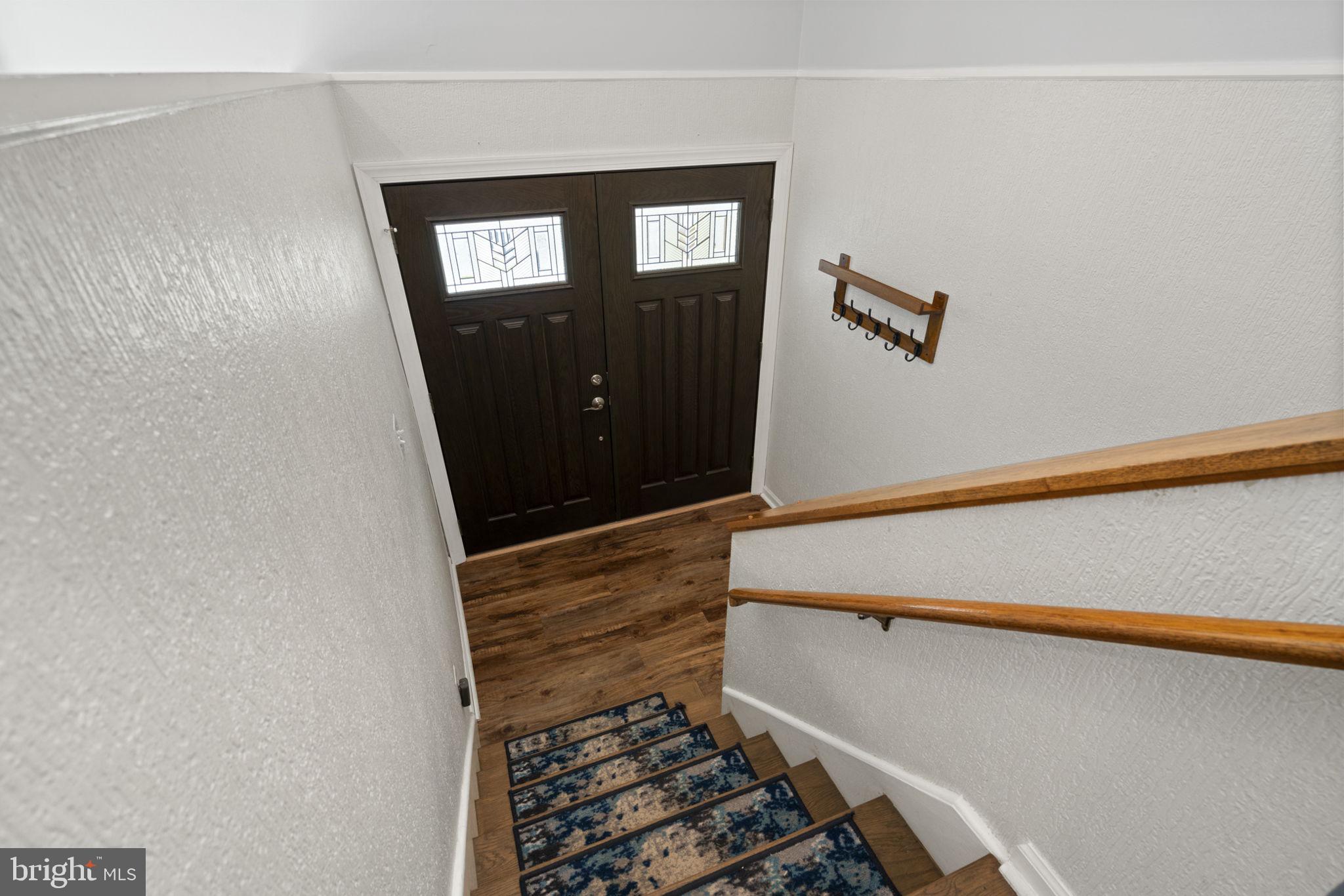 18607 Cabin Road Triangle, VA 22172 - Photo 5 of 64 a view of an entryway