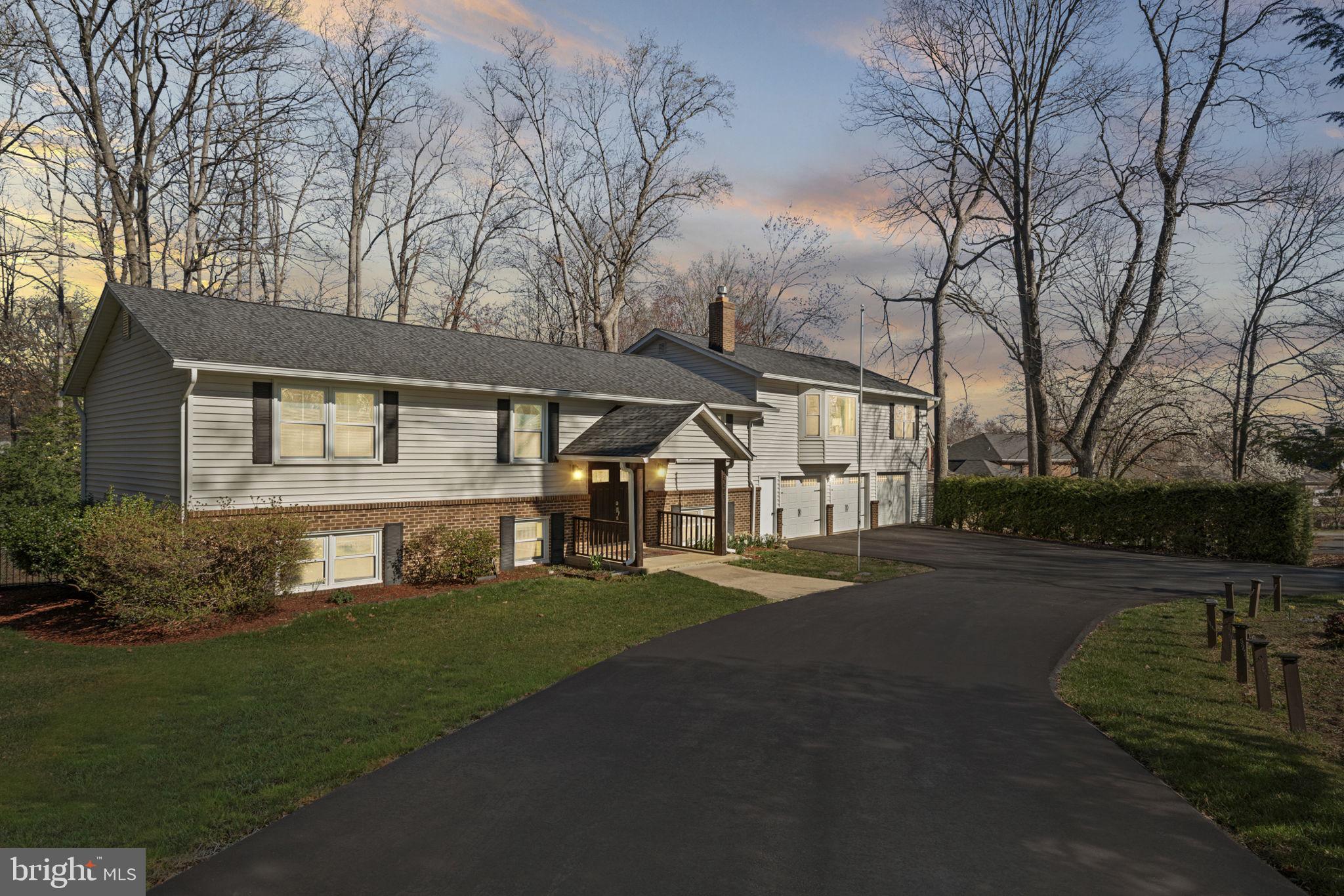 18607 Cabin Road Triangle, VA 22172 - Photo 62 of 64 a front view of a house with a garden