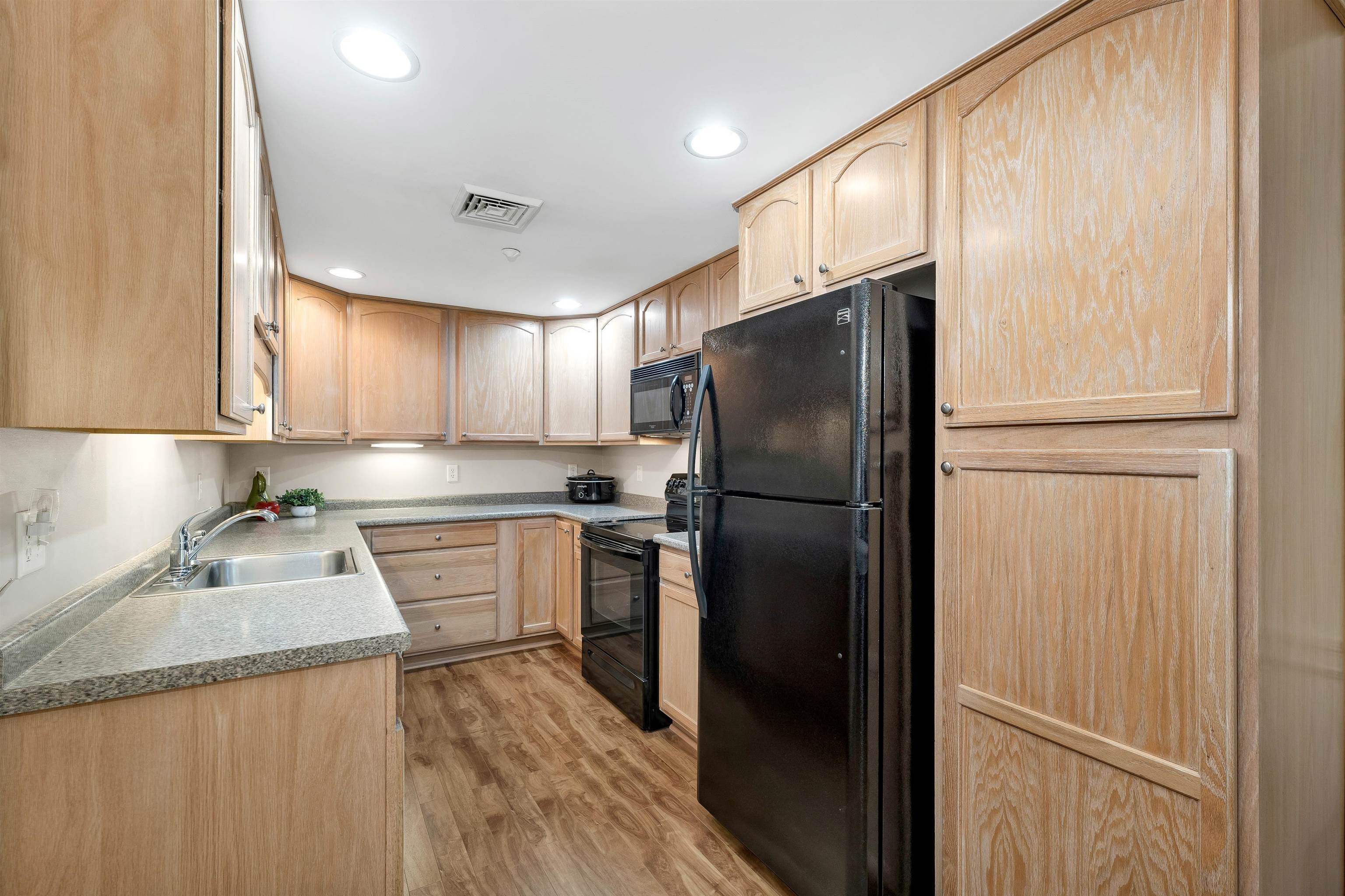 373 Lafayette Road, Unit 207 Hampton, NH 03842 - Photo 3 of 40