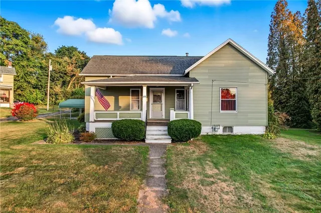 a view of a house with a yard