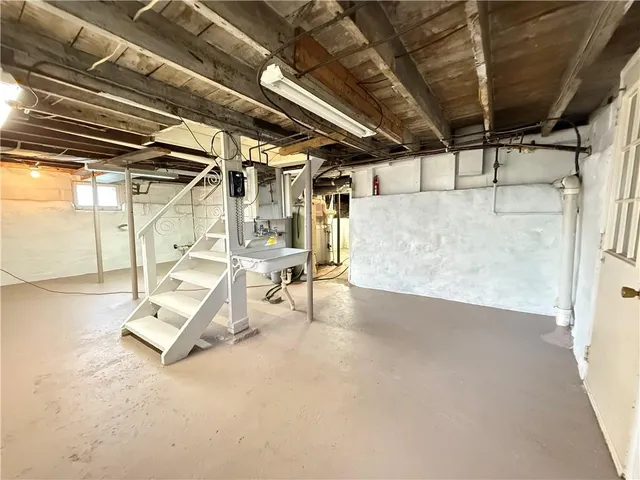 a view of livingroom with furniture