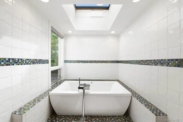 $2,195,000 | 715 Hands Creek Road, East Hampton, NY 11937