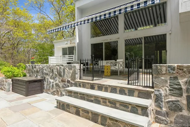 $2,195,000 | 715 Hands Creek Road, East Hampton, NY 11937