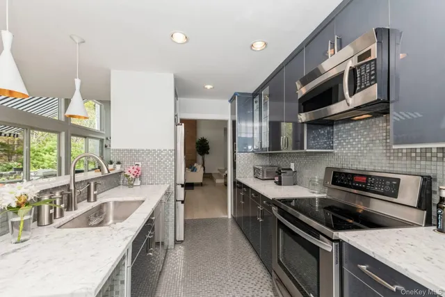 $2,195,000 | 715 Hands Creek Road, East Hampton, NY 11937