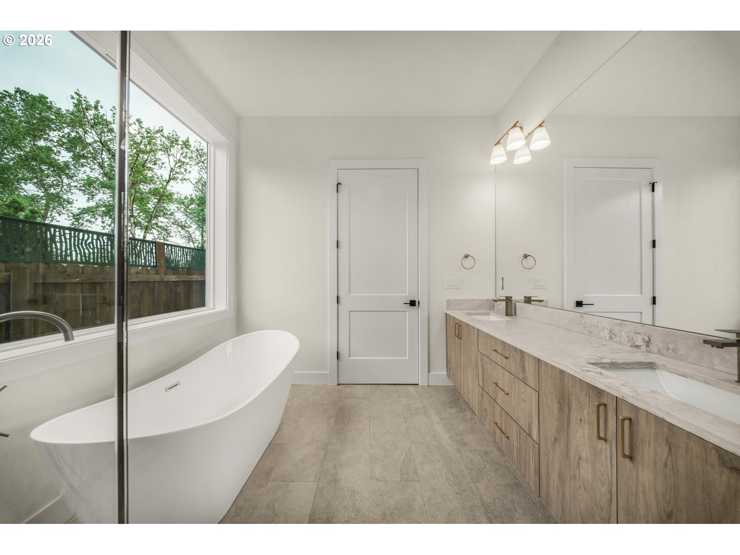 2040 South River Road Kelso, WA 98626 - Photo 20 of 43 a bathroom with a tub sink and mirror