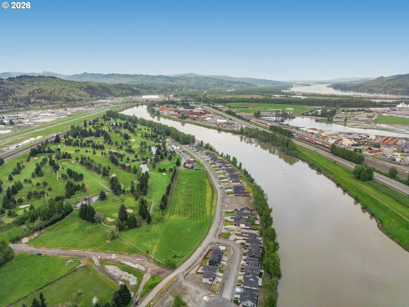 2040 South River Road Kelso, WA 98626 - Photo 38 of 43 a view of a city and ocean view