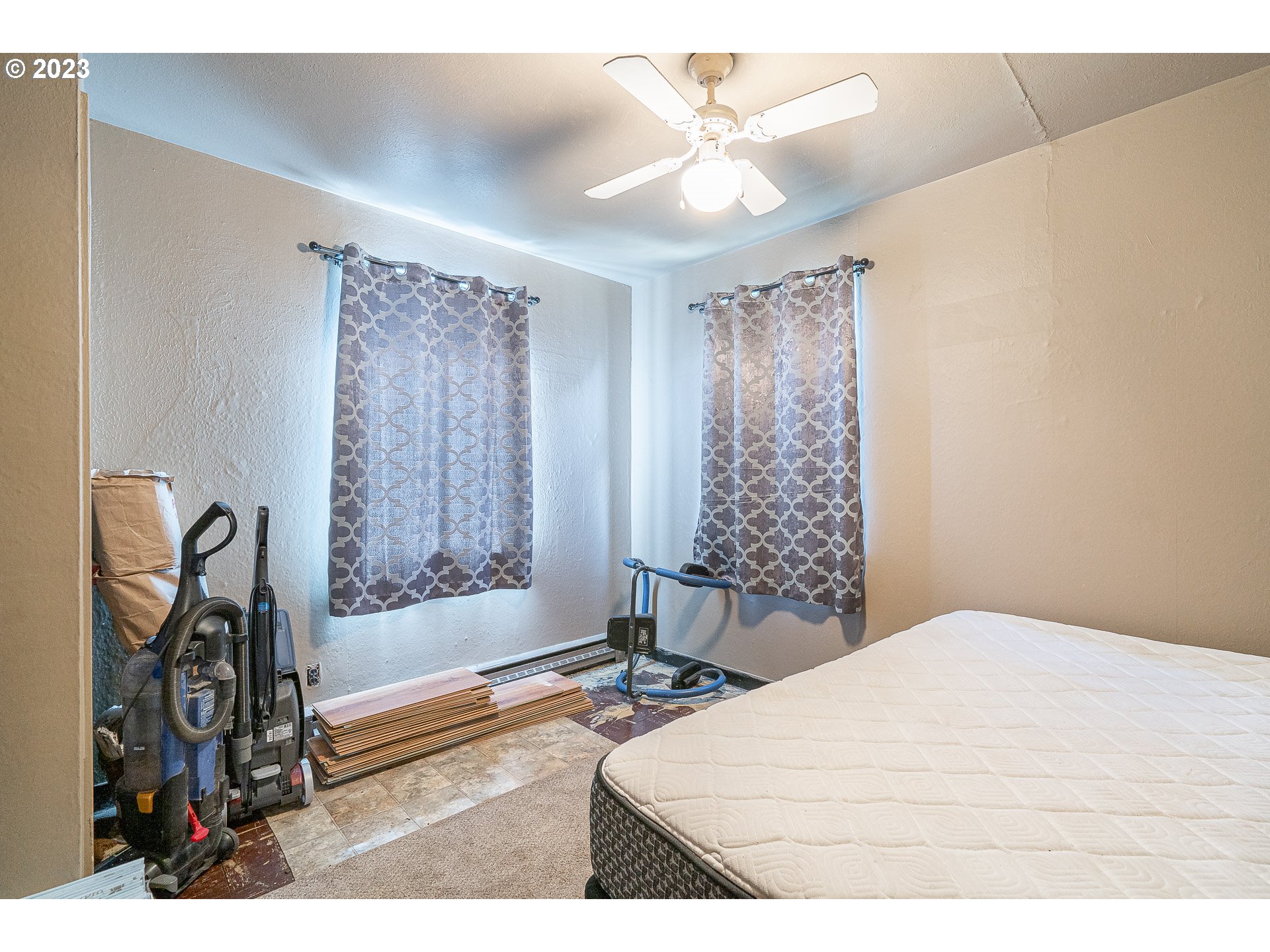 1639 F Street Springfield, OR 97477 - Photo 16 of 32 a bedroom with a bed and a chandelier