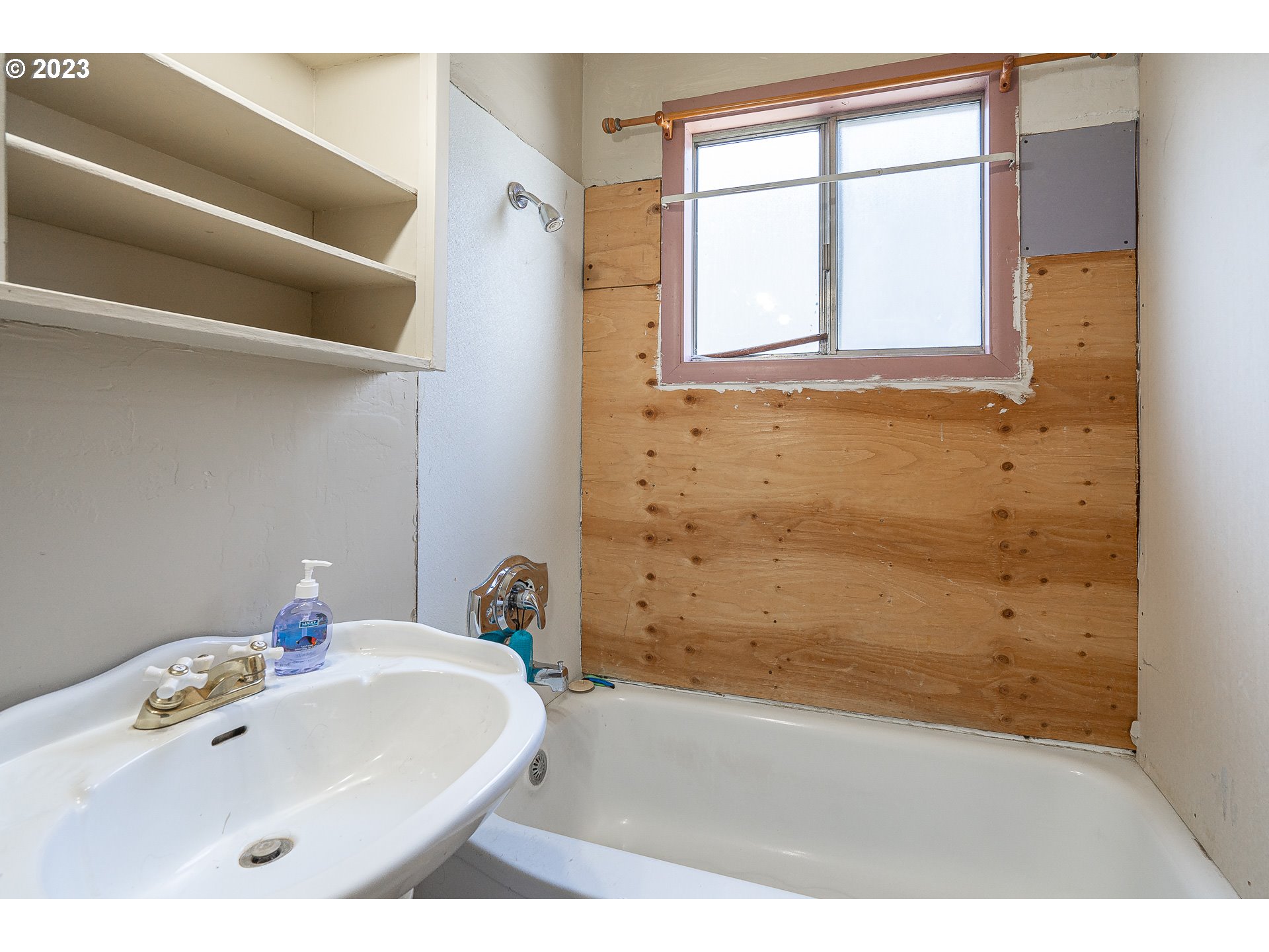 1639 F Street Springfield, OR 97477 - Photo 18 of 32 a bathroom with a tub a sink and a window