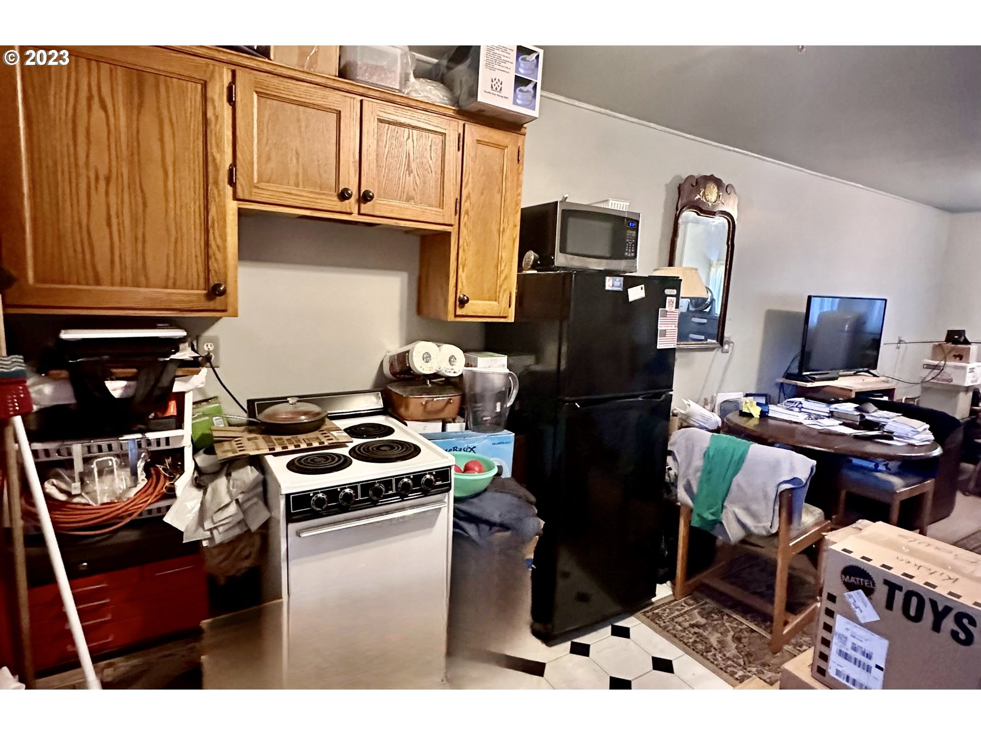1639 F Street Springfield, OR 97477 - Photo 29 of 32 a kitchen with a refrigerator stove and microwave