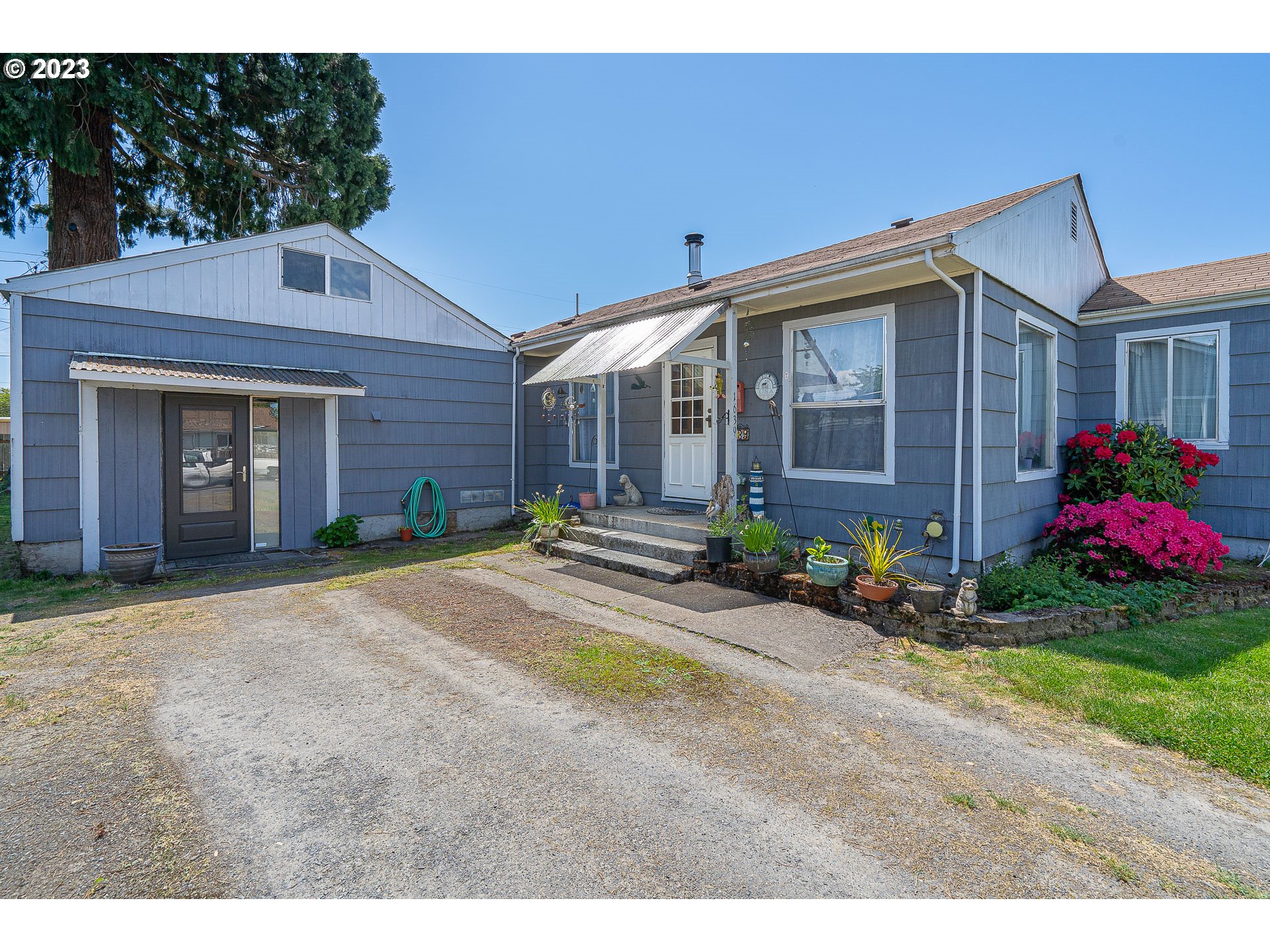 1639 F Street Springfield, OR 97477 - Photo 4 of 32 a front view of a house with garden