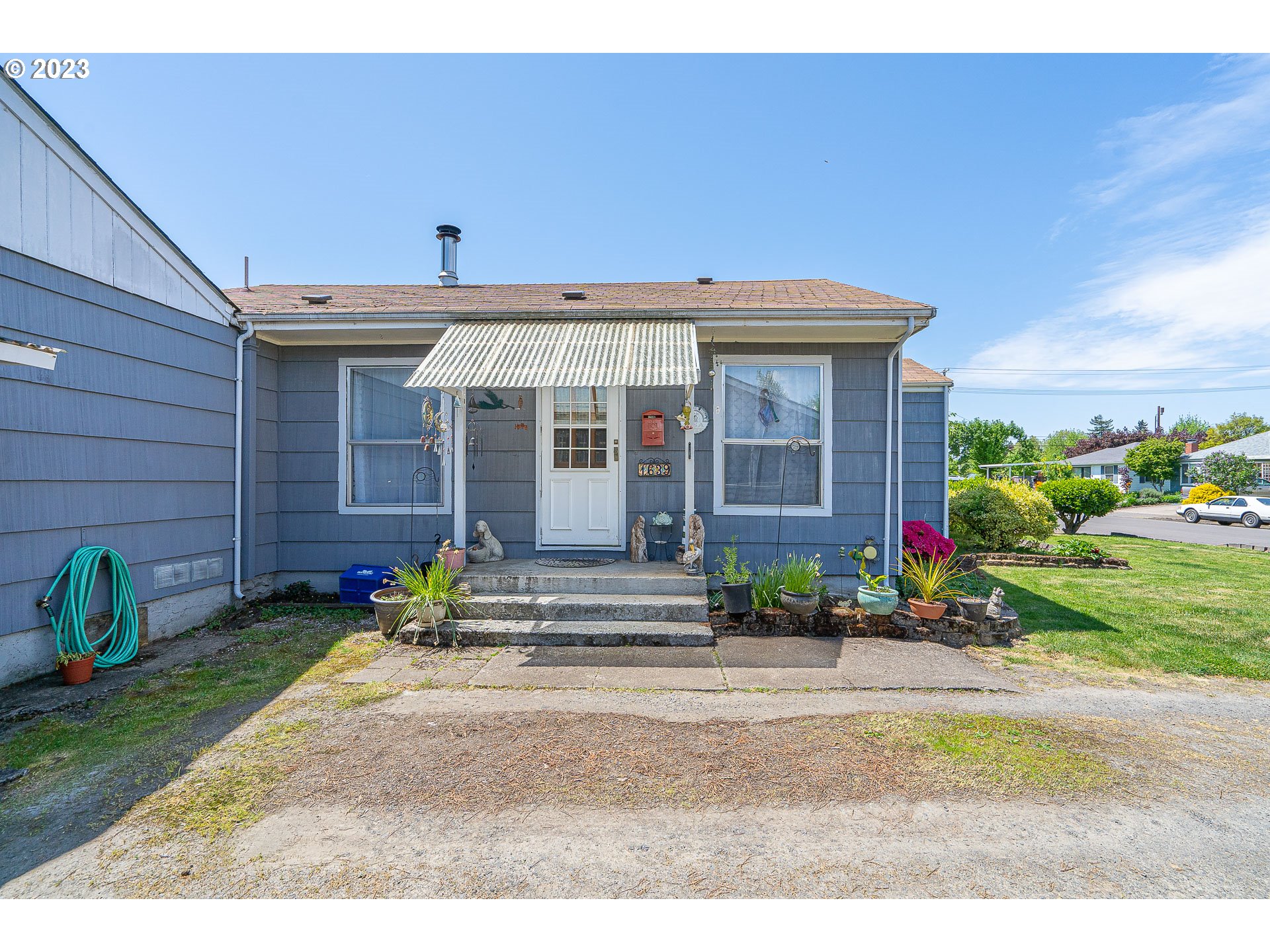 1639 F Street Springfield, OR 97477 - Photo 5 of 32 a front view of a house with garden