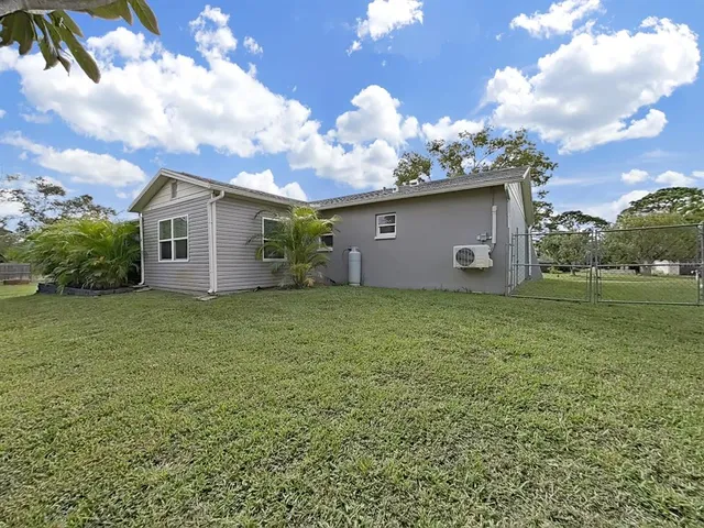 a view of a house with backyard and garden